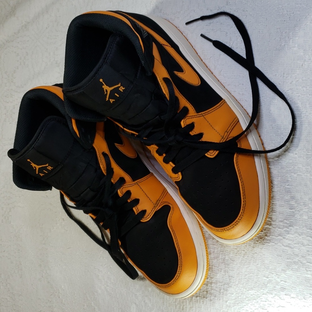 Air Jordan 1 Mid "Orange Peel" Size 9.5 (554724-081)